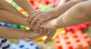 Immagine di mani sovrapposte Gruppo Famiglia il Nido