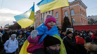Immagine manifestazione con bandiere Ucraine